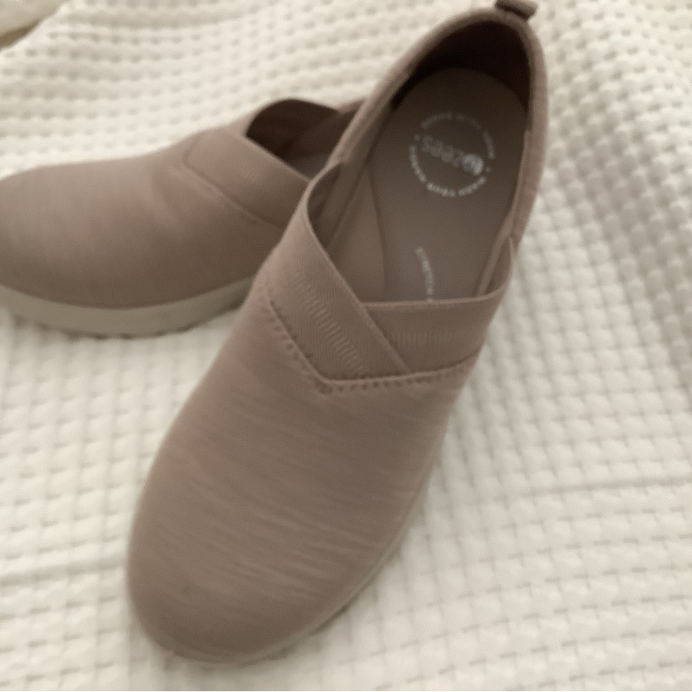 BZees Taupe slide on shoes size 8